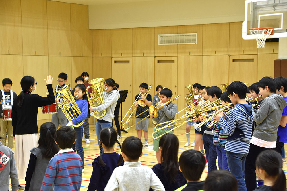 演奏する吹奏楽部のメンバー