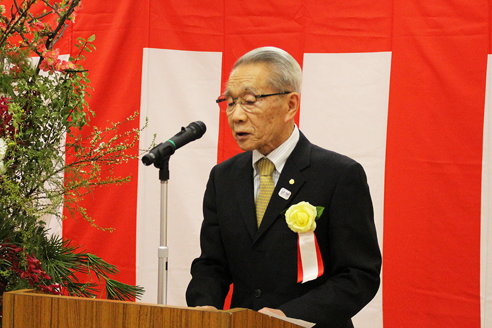 祝辞を述べる伊東会長