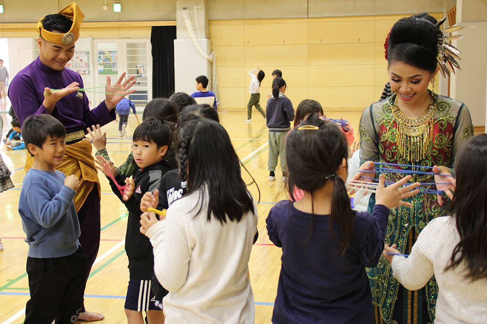 日本の遊びを教えてあげる子どもたち