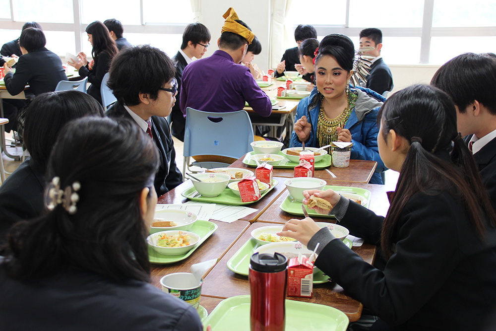 給食を一緒に食べて交流