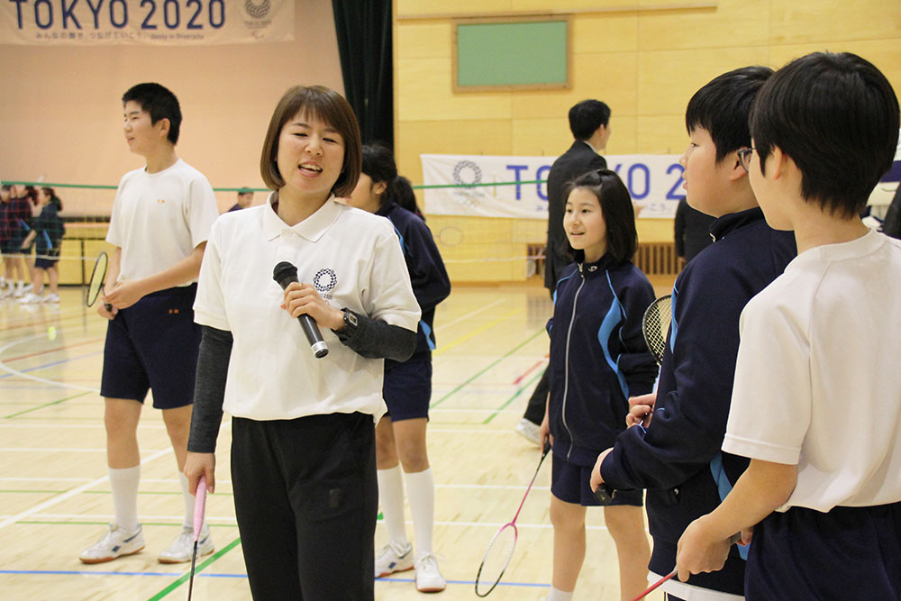 児童たちを指導する藤井さん