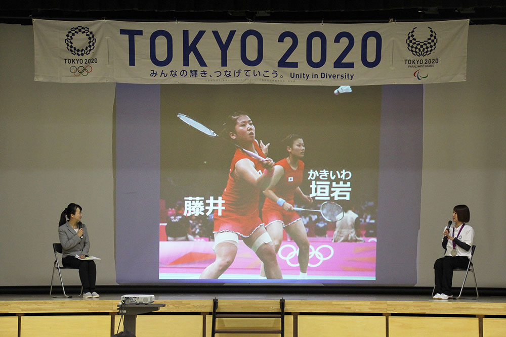 檀上で自己紹介する藤井さん