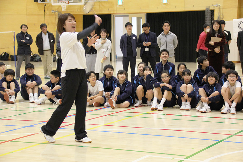 実技指導する藤井さん