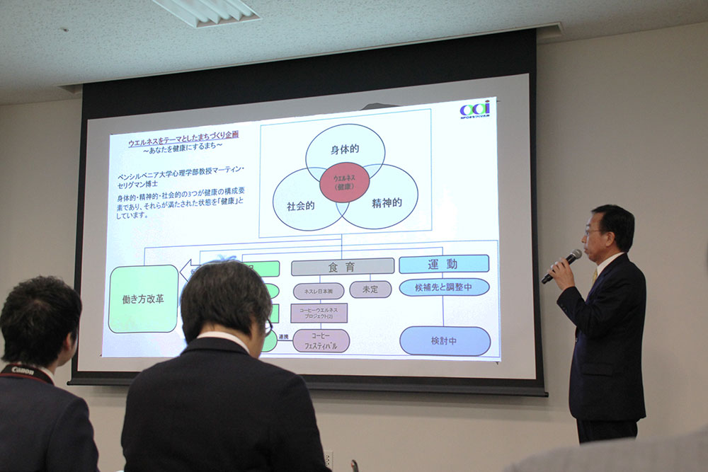 事業の概要を発表するNPOまちづくり大井の加藤さん