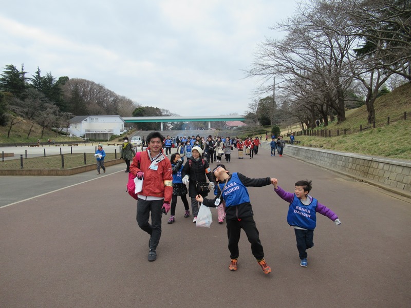 子どもの国に到着し、楽しそうな様子の子どもたち