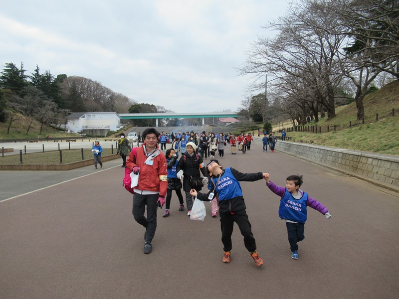 子どもの国に到着し、楽しそうな様子の子どもたち