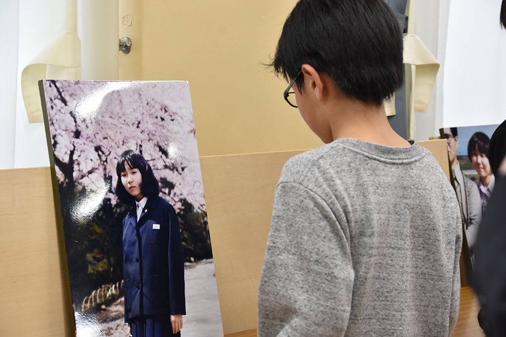 めぐみさんの写真を見つめっる男の子