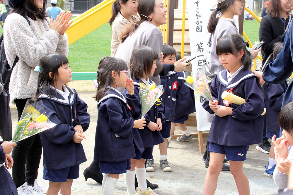 4歳児に見送られ退園する園児