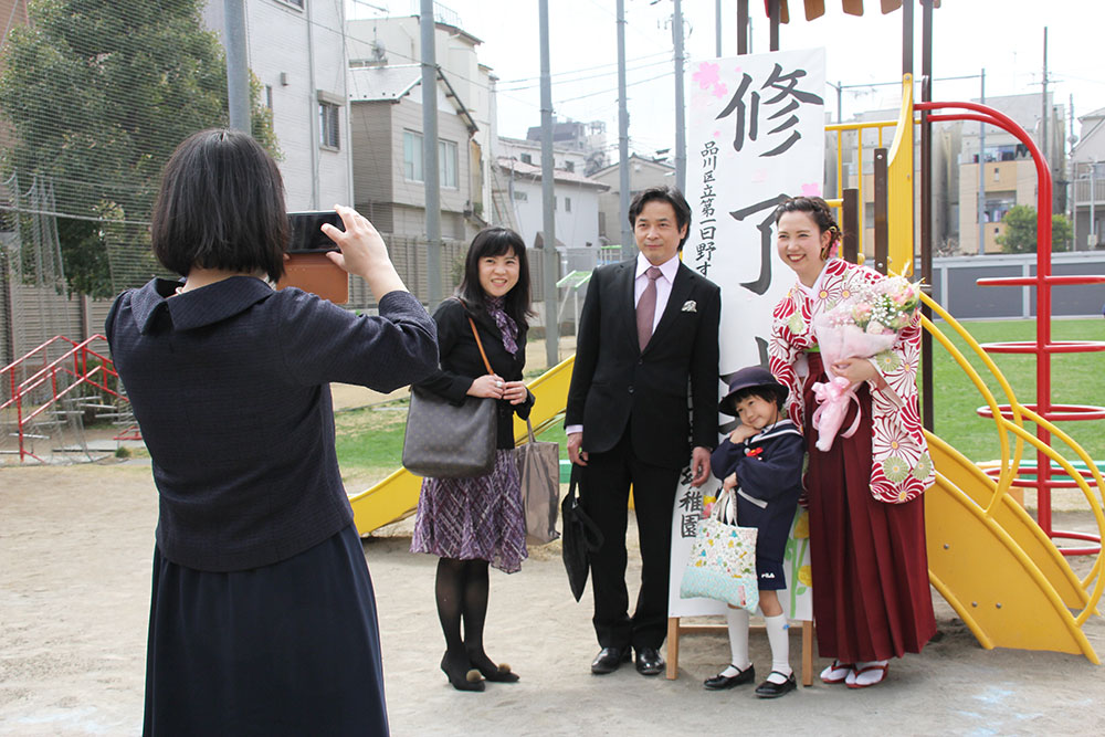 担任の先生と記念写真に収まる