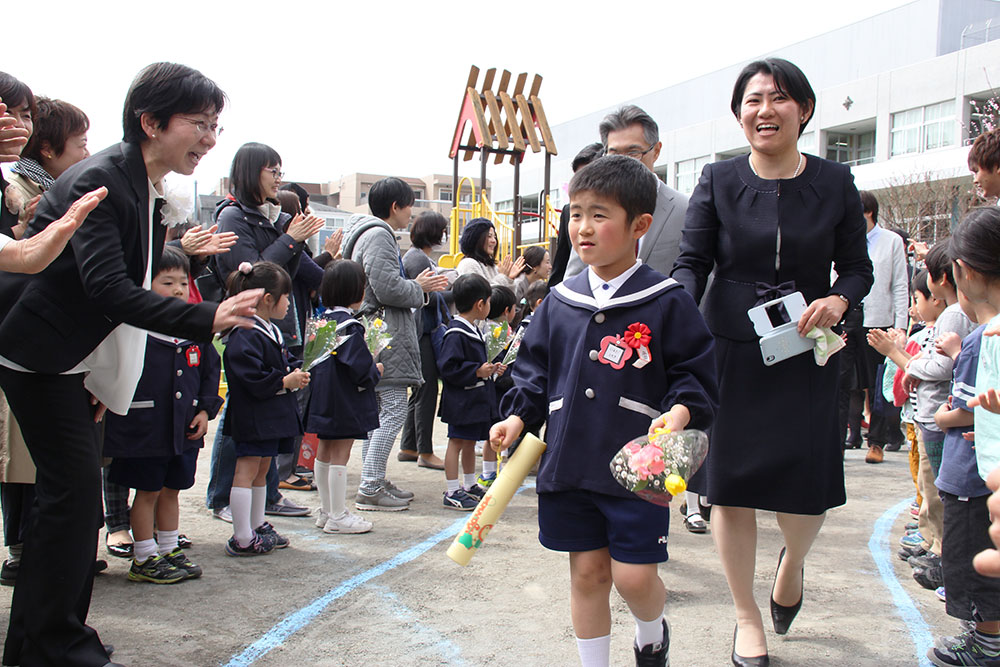 拍手の中、退園する園児