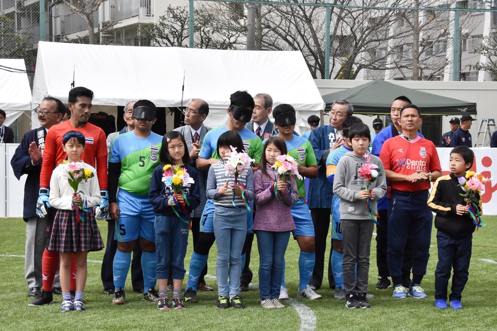 タイの選手とガイドの町会の方たち