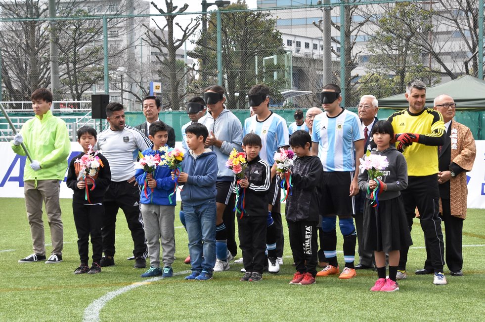 アルゼンチンの選手とガイドの町会の方たち