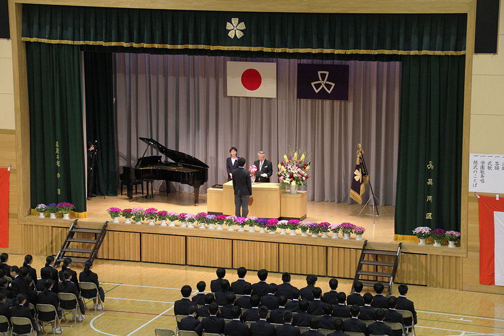 荏原平塚学園では71人に卒業証書