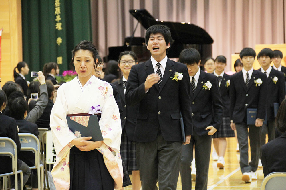 感動の中、退場する卒業生