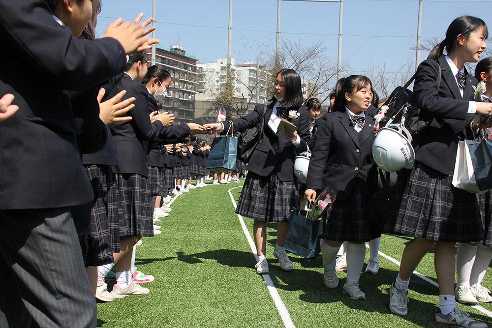 在校生に送られて退校する卒業生