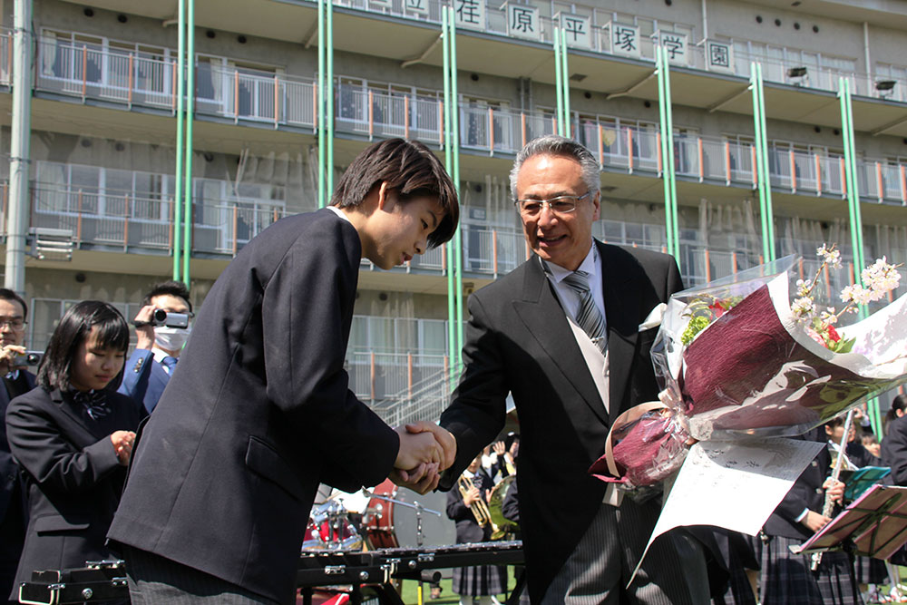 卒業生から青木校長に感謝の花束が