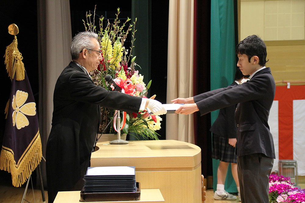 青木校長から生徒一人ひとりに卒業証書