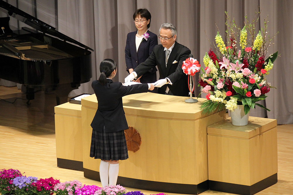 青木校長から卒業証書を受ける卒業生