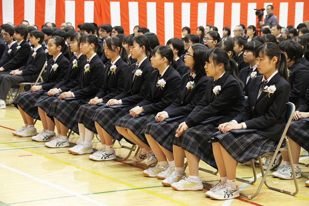 送辞を聞き入る卒業生