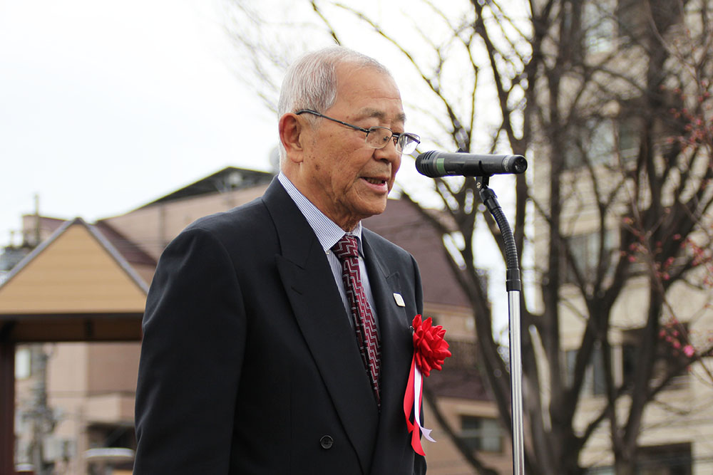 あいさつする有馬会長