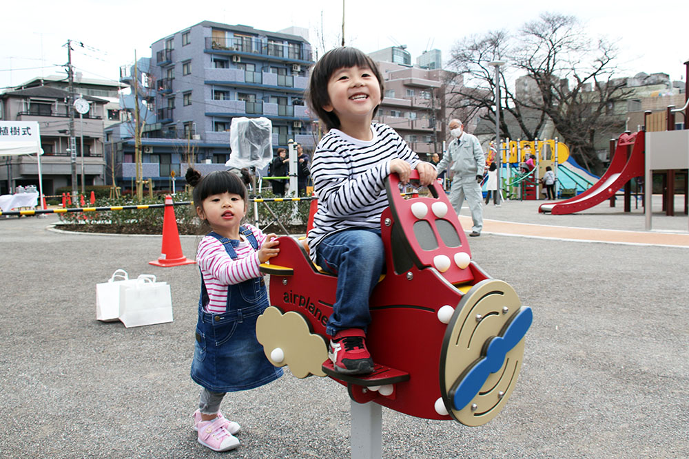 遊ぶ子どもたち