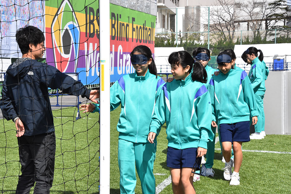 アイマスクを付けてゴールを確認する少女