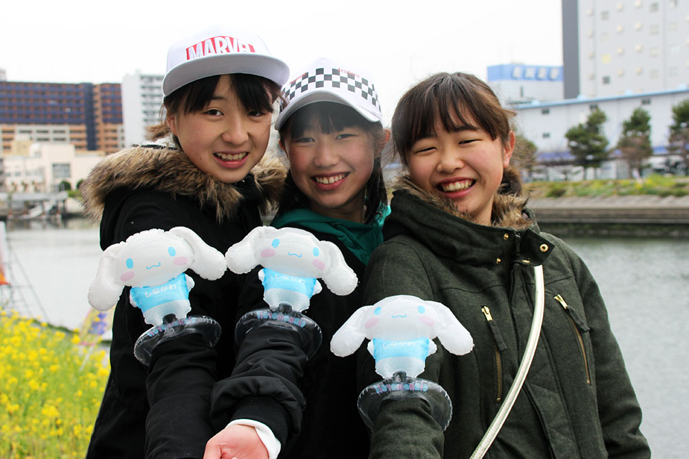 しながわ観光大使シナモロールの腕ピタバルーンをゲットした女の子たち