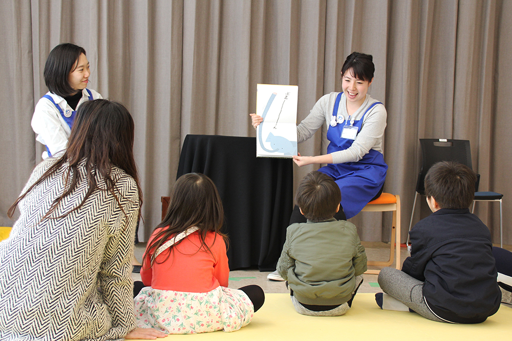 大崎図書館職員による絵本の読み聞かせコーナー