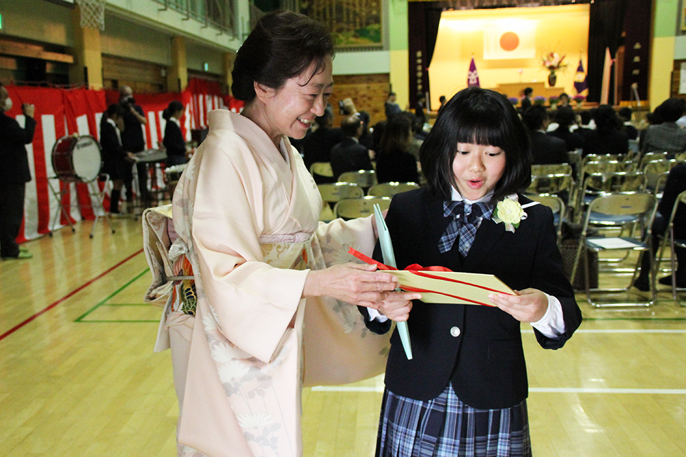 島崎校長からサプライズで色紙のプレゼント