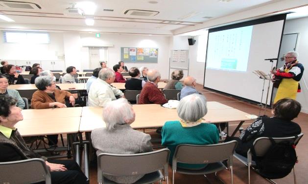 ギターの演奏で歌う戸越・平塚地区の参加者