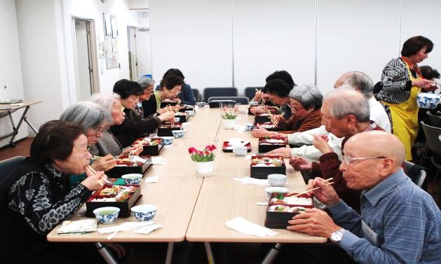 会食を楽しむ戸越・平塚地区の参加者