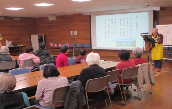 ギターの演奏で歌う中延地区の参加者