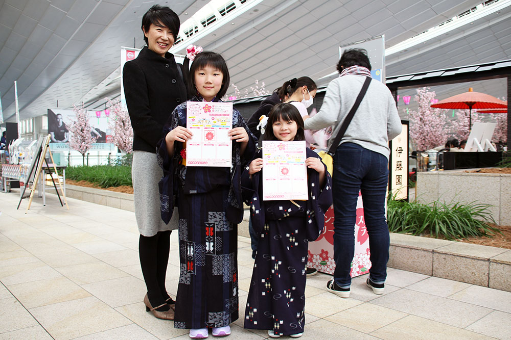 スタンプラリーに参加する母娘