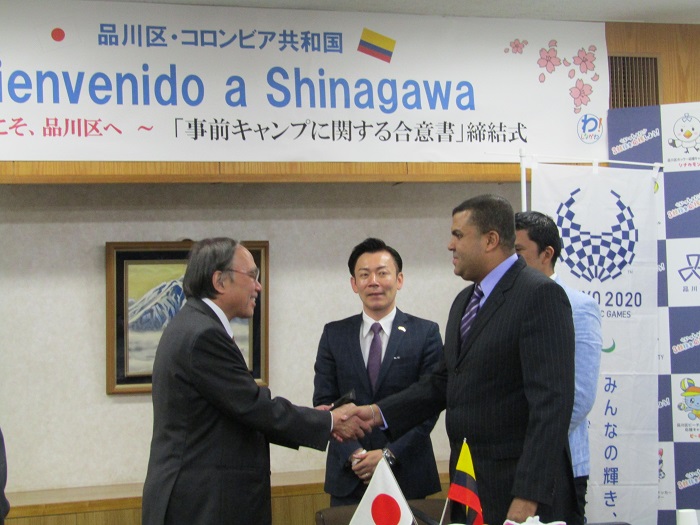 握手を交わす濱野区長とコロンビア共和国パラリンピック委員会のフリオ・アビラ会長