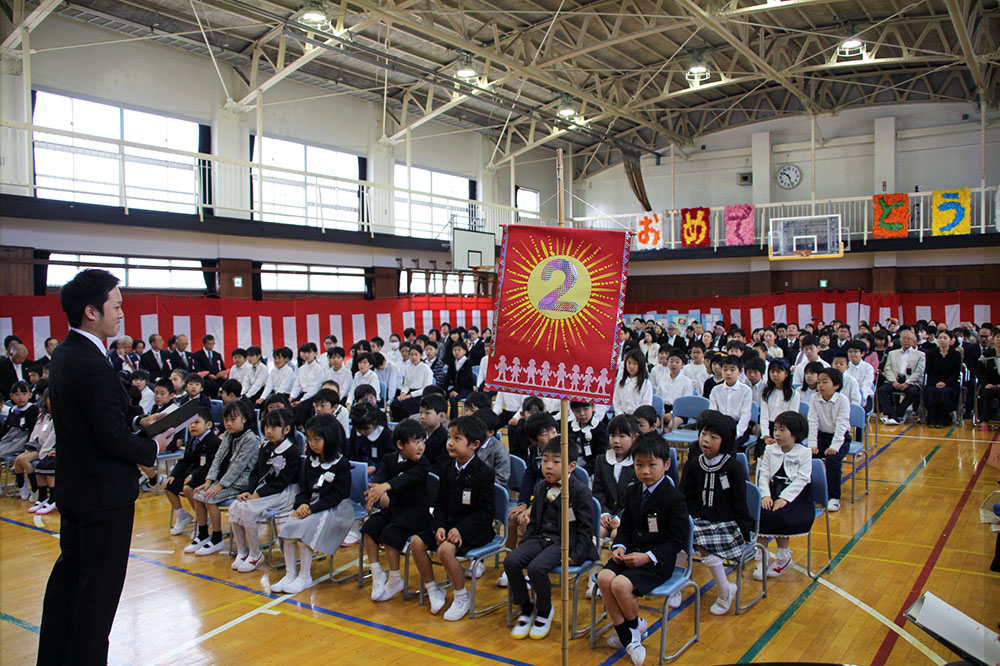 1年生の名前を一人ずつ読み上げる担任