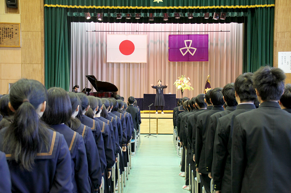 校歌斉唱の様子