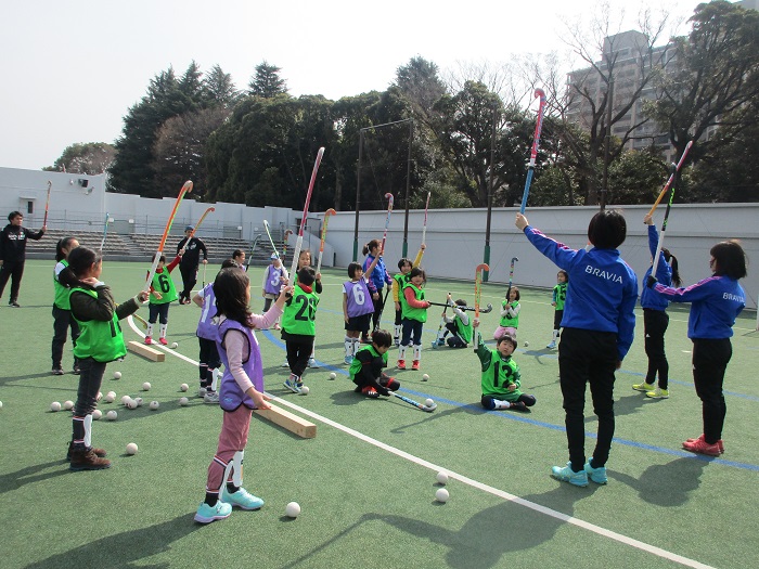 現役選手から指導を受ける子供たち