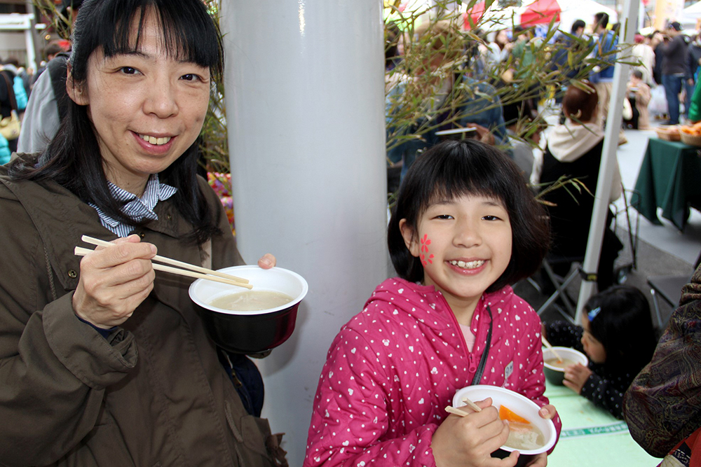 おいしそうにたけのこ汁を食べる親子