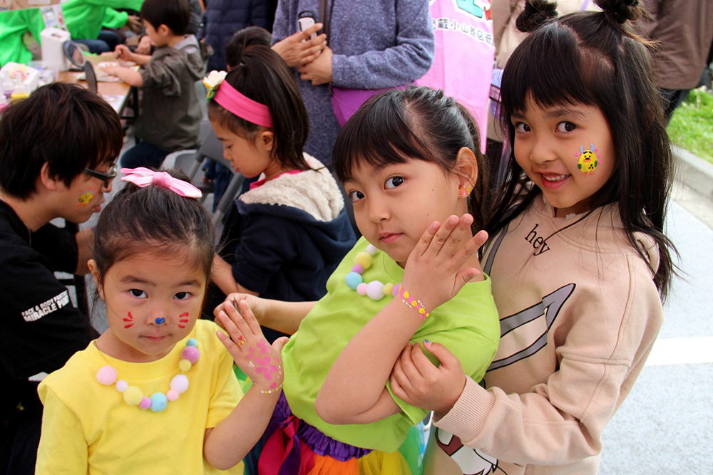 顔ペイントに喜ぶ子ども