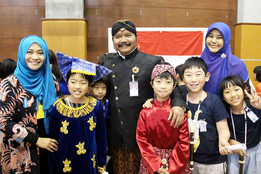 インドネシアの衣装を着る生徒