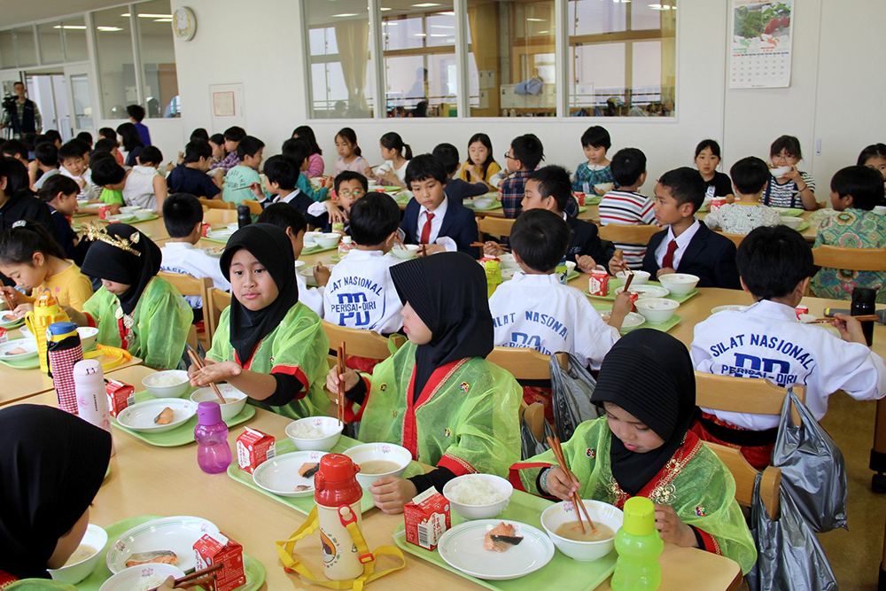 給食を食べる様子