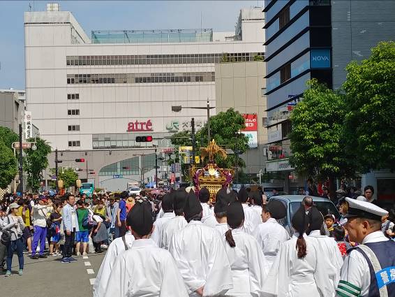 大井町駅前中央通りを巡行