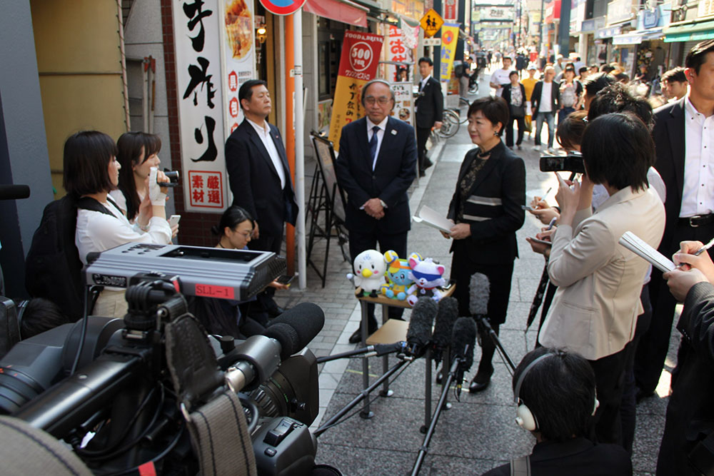 取材対応する都知事と区長