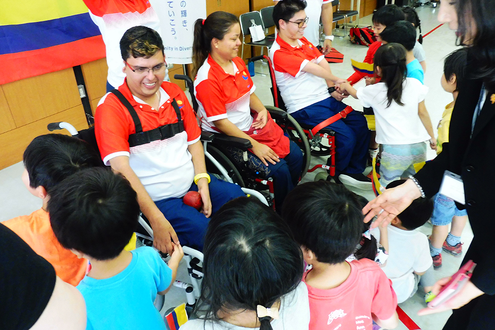 西五反田保育園の子どもたちを触れ合う選手たち