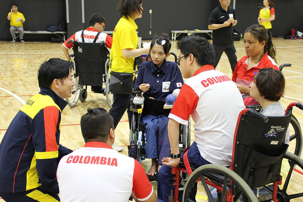 コロンビア代表選手にアドバイスを求める日本選手