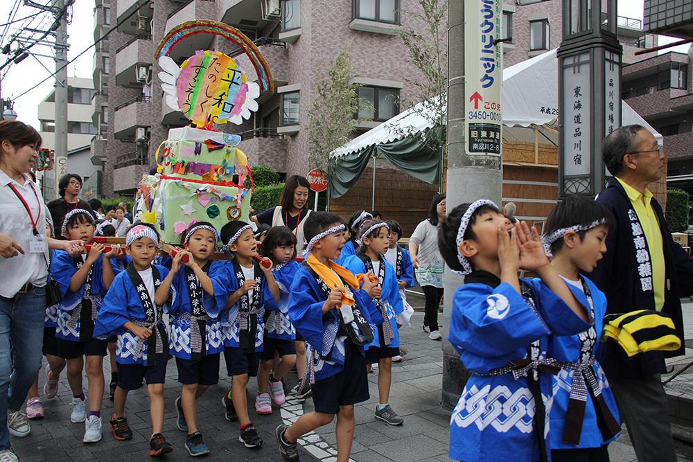 大声を張り上げ、みこしを担ぐ子どもたち