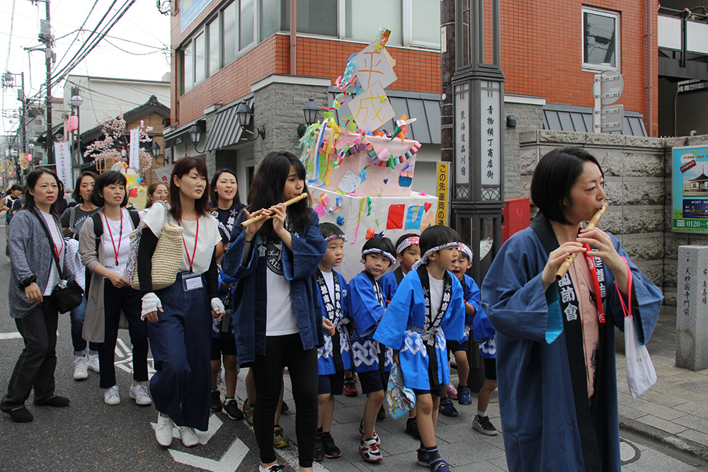 お囃子の音に合わせて掛け声「わっしょい！」