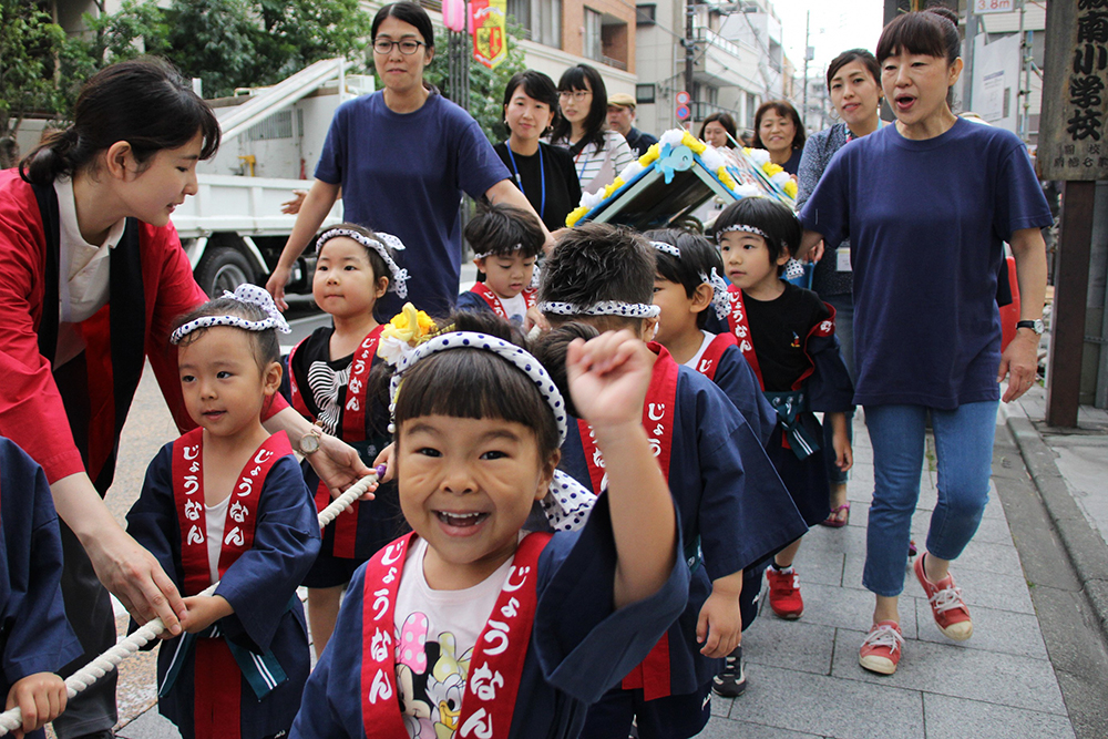 オリジナル山車をひく城南幼稚園児たち