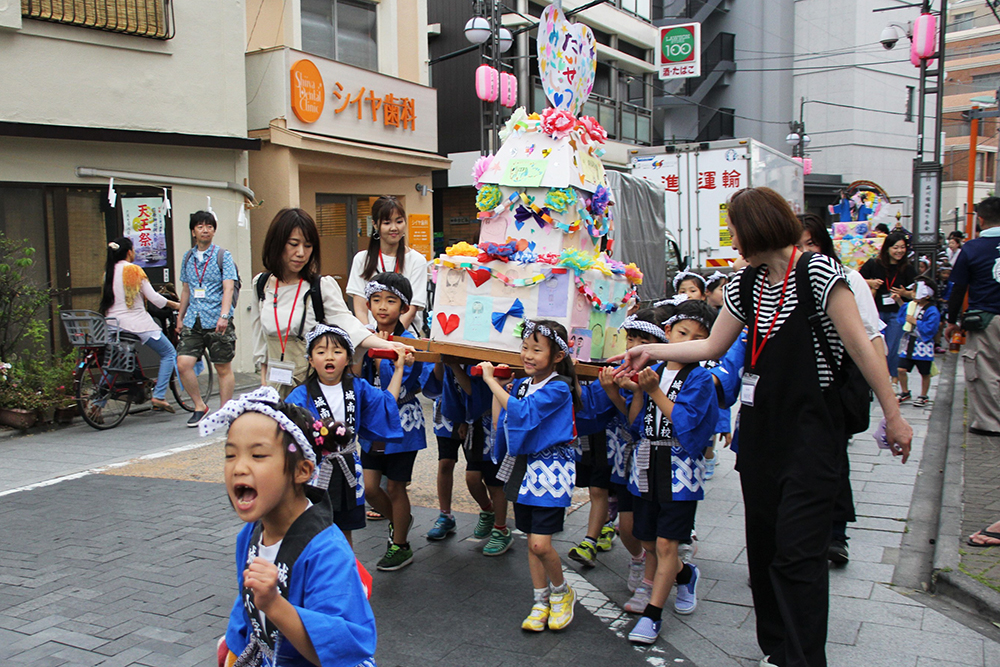 旧東海道の人たちに見守られながら神輿を担ぐ