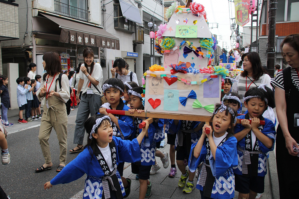 旧東海道に響き渡る「わっしょい！」の掛け声